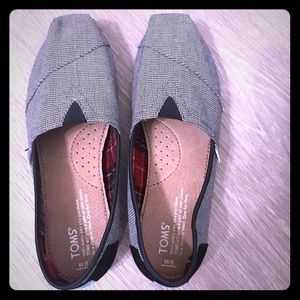 TOMS size 8 shoe